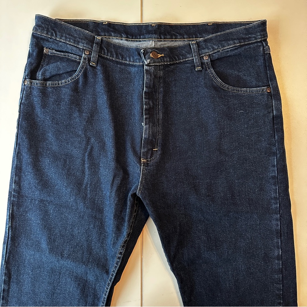 Men’s Wrangler Size 40x30 Dark Blue Relaxed Fit Jeans